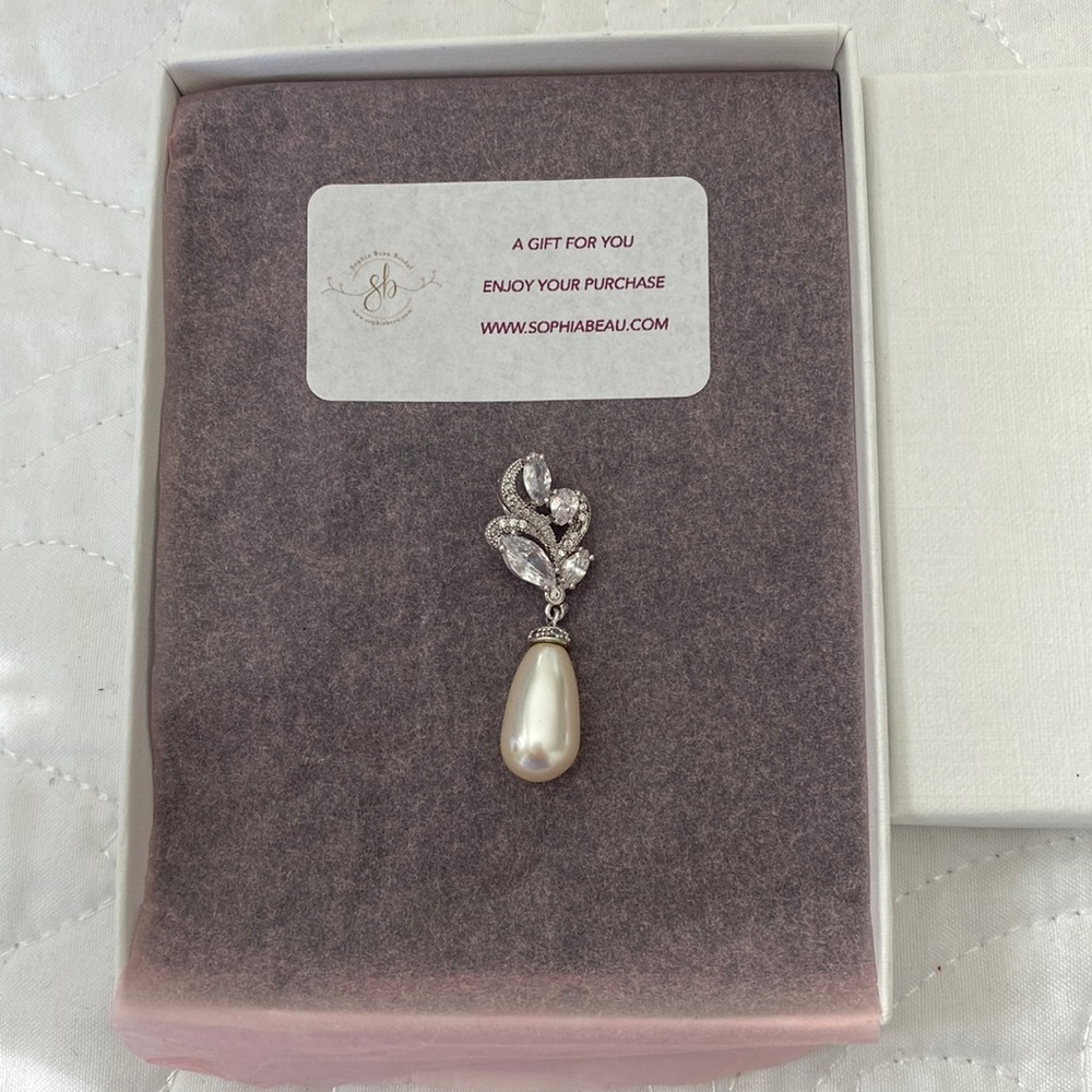 Brand new-Cubic zirconia and pearl bridal drop pendant.